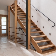 Geradläufige Treppe mit eingeschobenen Stufen in Wildeiche